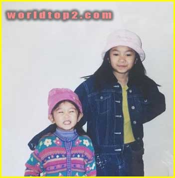 Jaycee Cabasi childhood photo with her sister