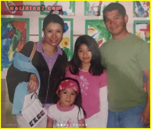 Jaycee Cabasi with her parents and sister