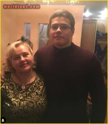 Aleksandr Beziazykov with his mother