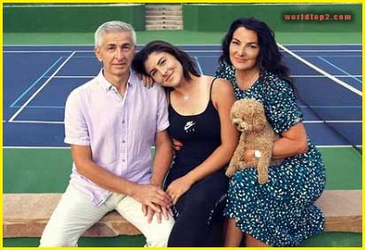 Bianca Andreescu with her parents