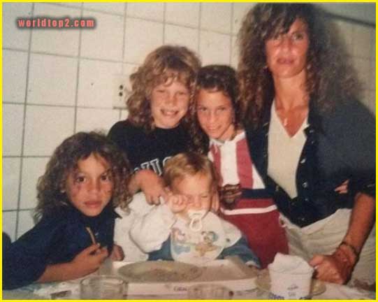 Diego Schwartzman childhood photo with her siblings and parents