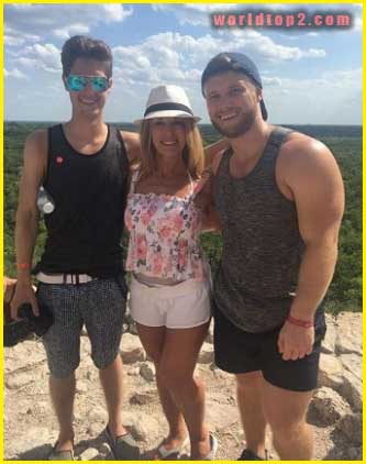 Jeff Nippard with his father and brother