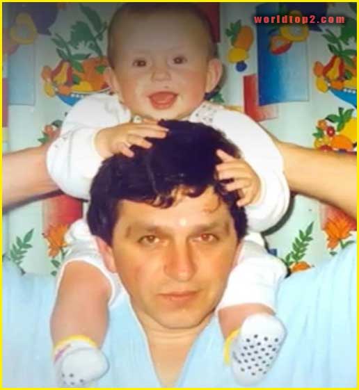 Jeļena Ostapenko childhood photo with her father