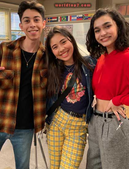 Xochitl Gomez with her friends