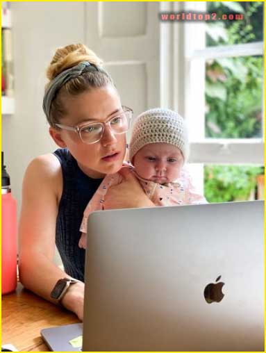 Amber Heard with her daughter