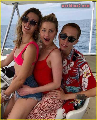 Amber Heard with her friends