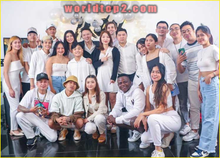 Anglcasvlla with her friend