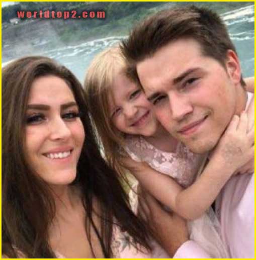 Ashtyn Sommer with her husband and daughter