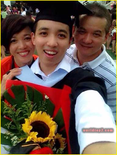 rooneyojr with his parents during graduation day