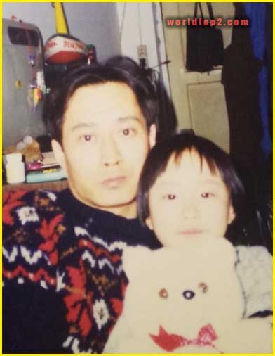 songyuxin hitomi childhood photo with her father