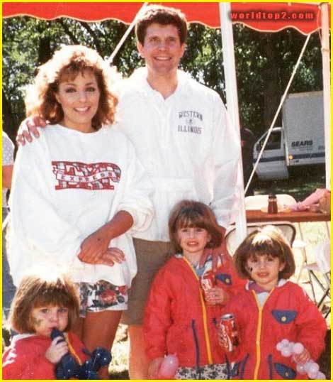 stephanie mead childhood photo with her parents and sisters