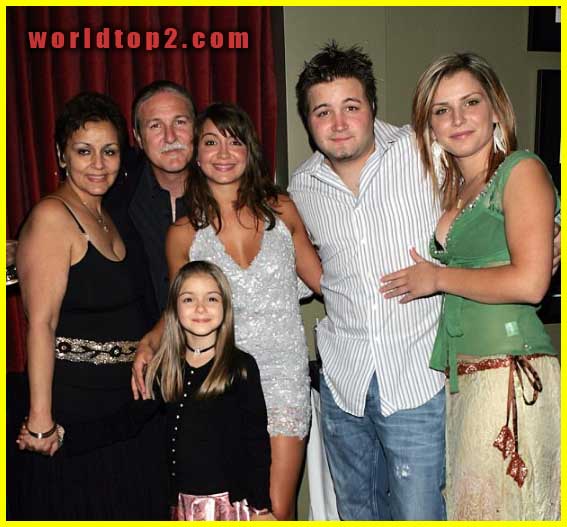 Ariel Winter with her parents and siblings
