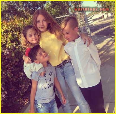 Nadia Turner young age photo with her brothers and sister