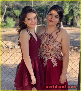 Nathaly Cuevas with her sister