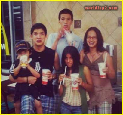 Alex Wassabi with his siblings