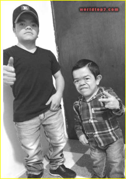 Edward Niño Hernández with his brother