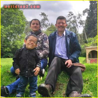 Edward Niño Hernández with his parents