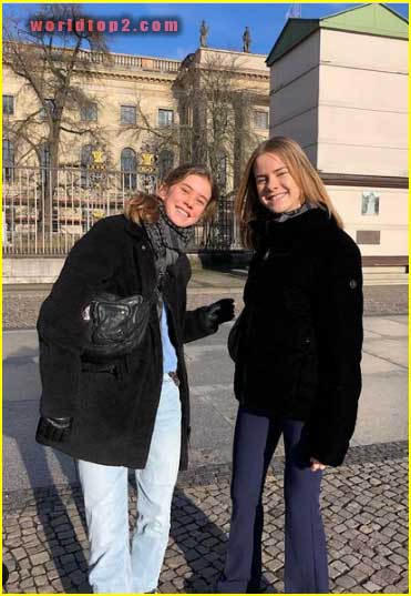 Filippa and Isabella Byisabellaandfilippa