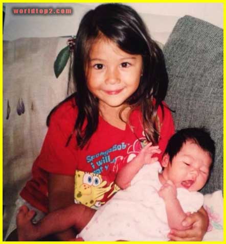 Kirsten Titus childhood photo with her sister Erika Titus