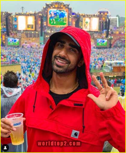 Vikram Barn  bio wiki facts