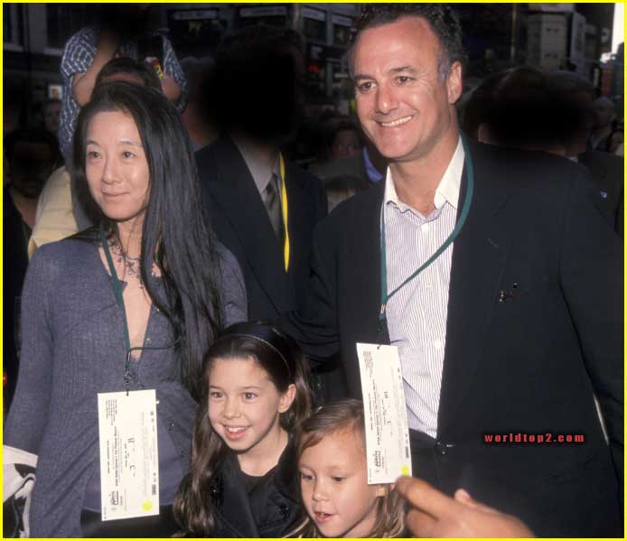 cecilia becker childhood photo with her parents and sister