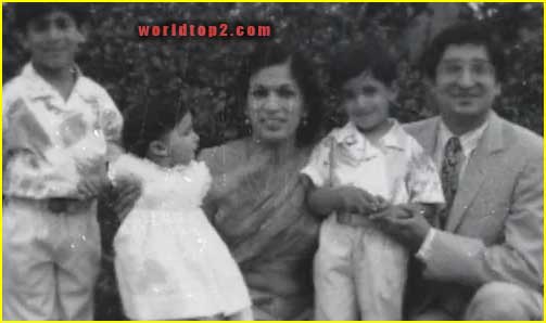 Rishi Sunak childhood photo with his parents and siblings