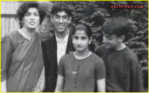 Rishi Sunak with his mother brother and sister