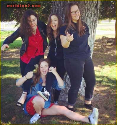 Taylor Tomlison with her siblings