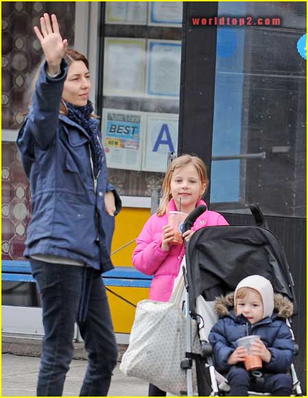 Cosima Mars childhood photo with her mother and sister