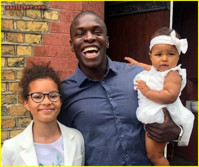 Olima omega with his daughters