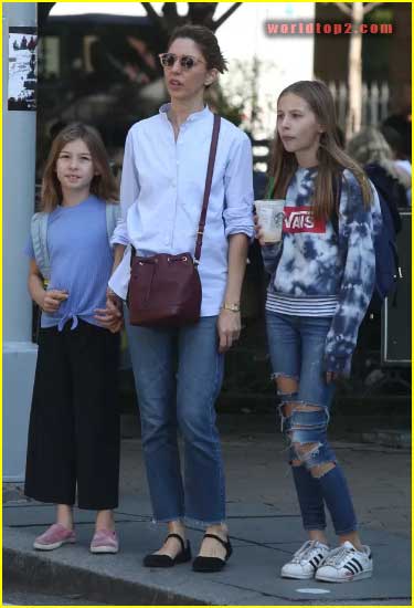 Romy Mars with her sister and mother
