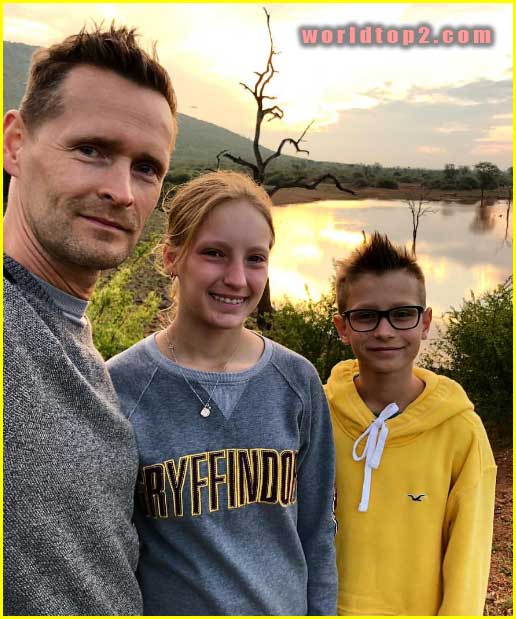 RonaldOMG with his father and sister