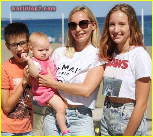 RonaldOMG with his mother and sisters