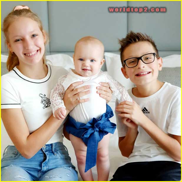 RonaldOMG with his sisters