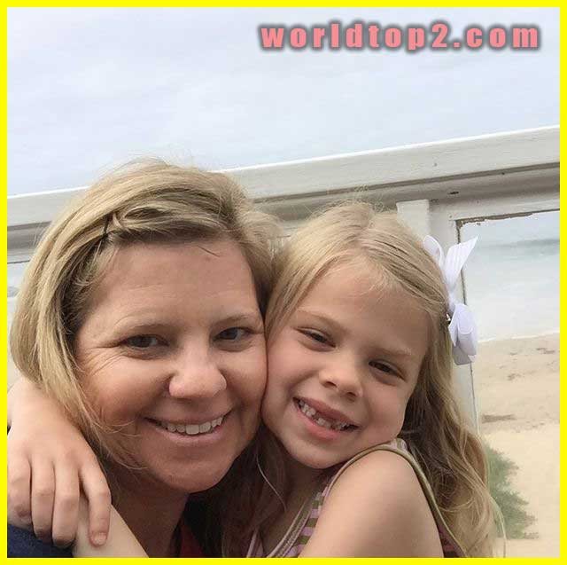 Scarlett Fernandez childhood photo with her mother