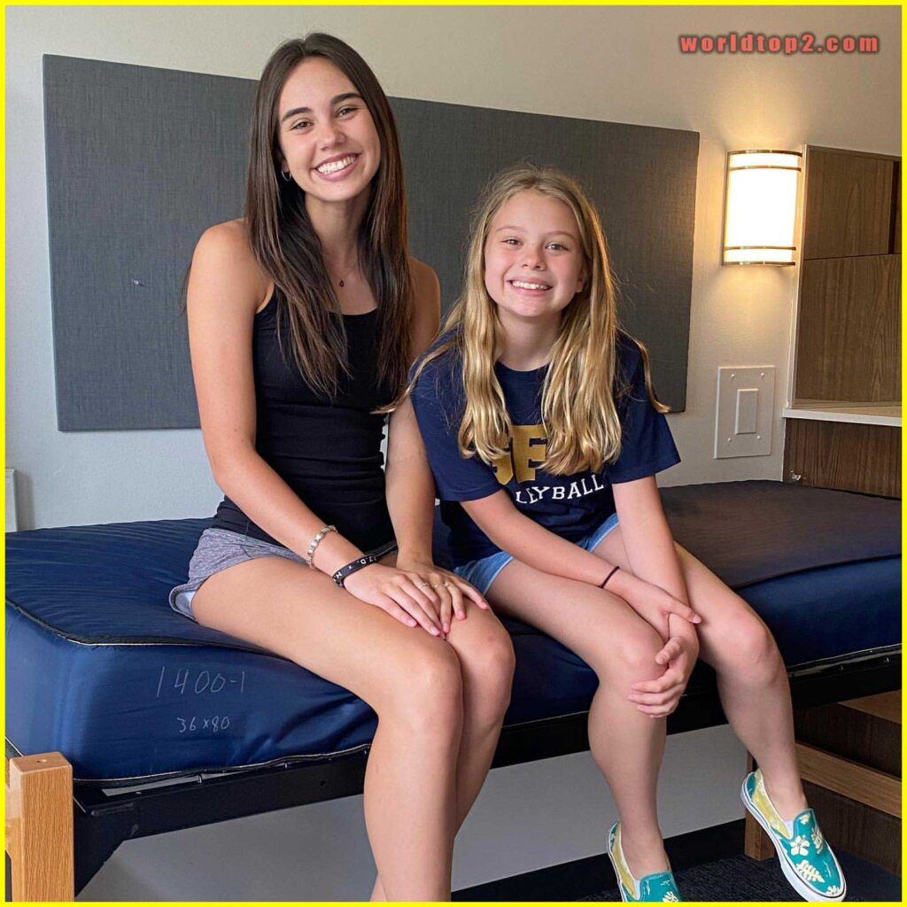 Scarlett Fernandez with her sister