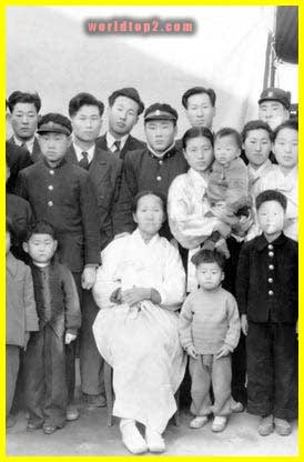 Chung Mong Koo family photo