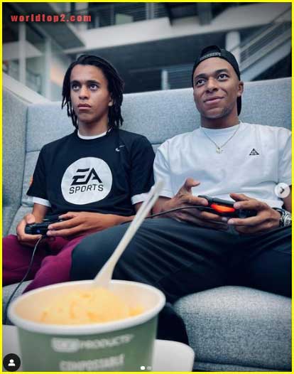 Ethan Mbappé with his brother Kylian