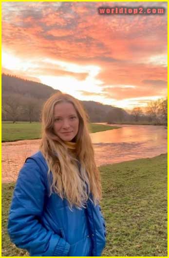 Morfydd Clark bio wiki facts