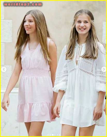 Sofía de Borbón with her sister