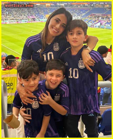 Thiago Messi Roccuzzo with his mother and brothers