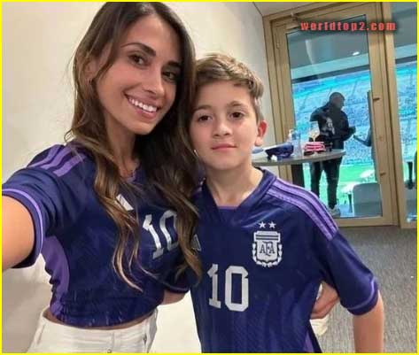 Thiago Messi Roccuzzo with his mother