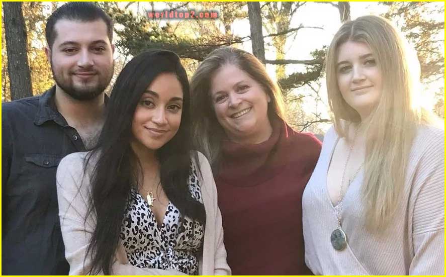 Victoria Fuller with her siblings and mother