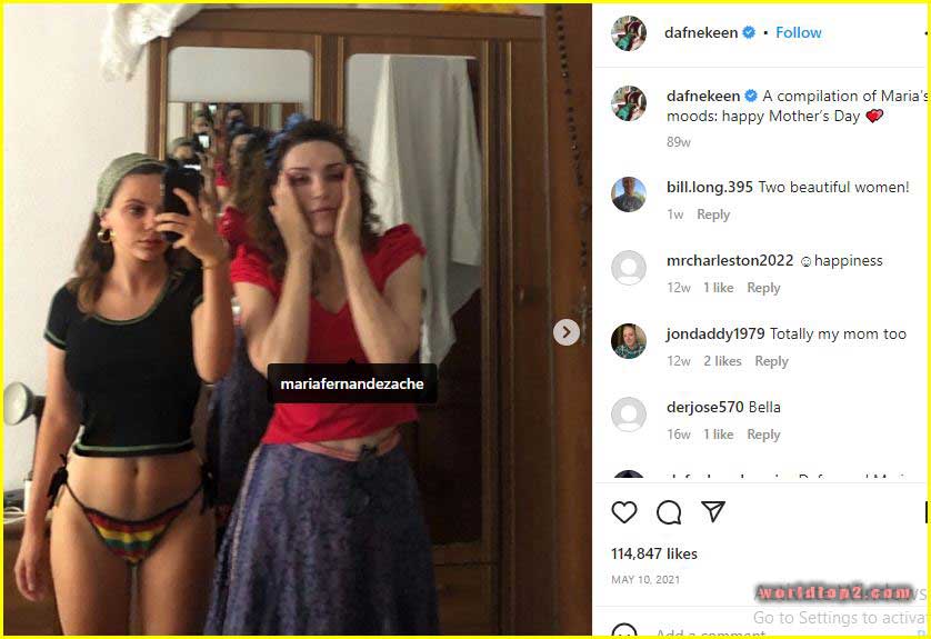 Dafne Keen with her mother