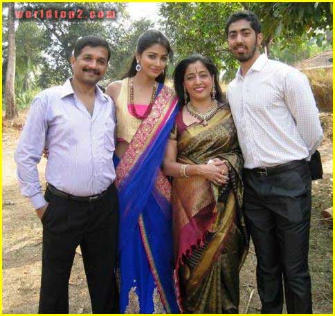 Pooja Hegde with her parents and brother