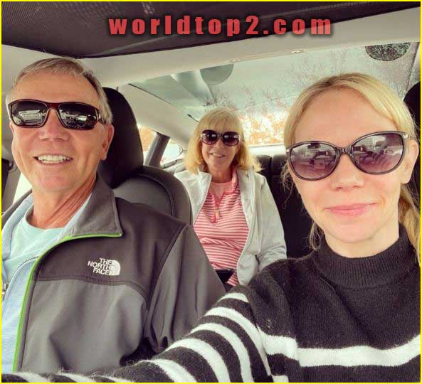 Riki Lindhome with her parents