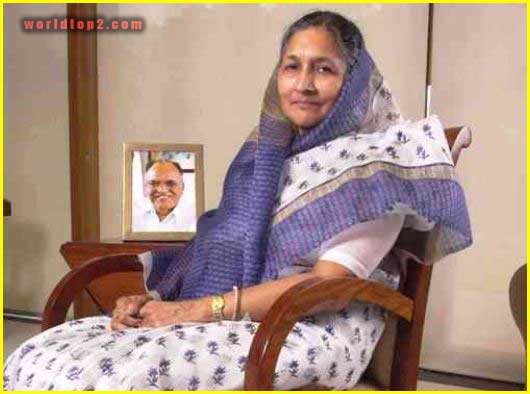 Savitri Jindal taking photo with her husband's photo
