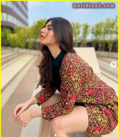 Shivaleeka Oberoi hot and sexy