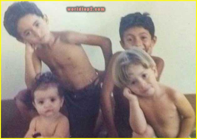 Whindersson Nunes childhood photo with his brothers