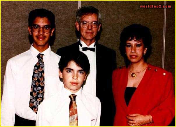 michael sartain with his parents and brother